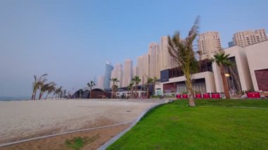 Dubai Jumeirah Beach Residence Panorama avuç içi ve yeşil çim timelapse günbatımı zaman 4k