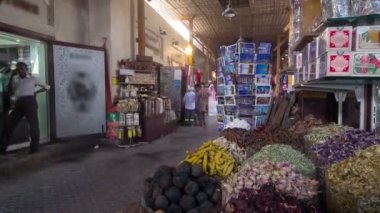 Dubai Spice Souk veya Old Souk, Dubai, Birleşik Arap Emirlikleri'nde çeşitli kokular ve baharatlar satan geleneksel bir pazardır. Timelapse
