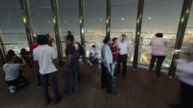 Burj Halife 'nin Üst Gözlem Güvertesi' nde gece kalabalıkla. Dubai, Birleşik Arap Emirlikleri Zaman Çizelgesi 4K