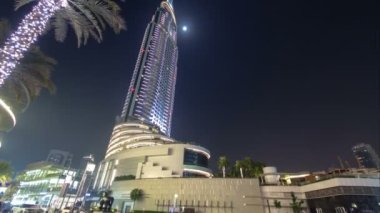 Geceleri otel etkileşimindeki aydaki Dubai kent merkezinde ünlü dans çeşmeler Dubai, BAE bakmaktadır. Timelapse 4k