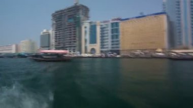 Dubai, Birleşik Arap Emirlikleri timelapse hyperlapse en ucuz taşıma dereye geleneksel Abra teknede geziye. 4 k yan görünüm