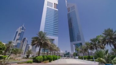 Emirates İkiz Kuleler gün içi avuç içi, Dubai. Bir kule 1165 feet yüksekliğinde, diğeri ise 1014 fit yüksekliğinde. timelapse hiperlapse