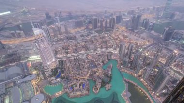 Uluslararası Dubai Kongre ve Sergi Sarayı timelapse üzerinden şehir ışıkları, Orta Doğu, Suudi Arabistan mimarisi 4k lüks yeni yüksek teknoloji kasabada ile gece geçiş günden itibaren şehir merkezinde Dubai