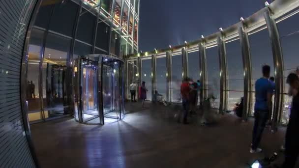 Het Top Observatiedek Van Burj Khalifa Nachts Met Menigte Dubai — Stockvideo