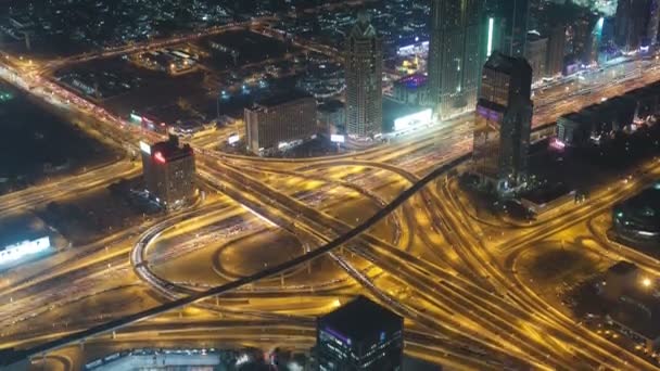 ドバイ アラブ首長国連邦で夜の高速道路ジャンクションの空撮 ブルジュ ハリファ タイムラプス の高さからの眺め — ストック動画