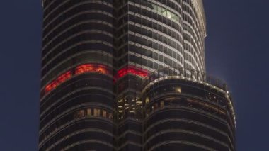 Gözlem güverte - dünyanın en yüksek binası Burj Khalifa alacakaranlıkta görünümü kapatın. Birleşik Arap Emirlikleri timelapse