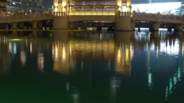 Yukarı, Dubai, Emirates timelapse tilt yukarı köprü ve çeşmeler Uluslararası Dubai Kongre ve Sergi Sarayı önünde tava