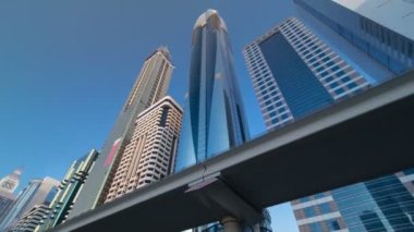 Sheikh Zayed Road Dubai timelapse hyperlapse gün batımında metro hattı ile gökdelenler