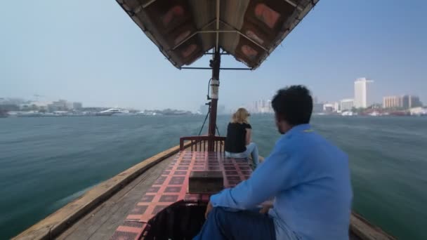 游览在迪拜的小河传统阿布拉小船 阿联酋 Timelapse Hyperlapse 最便宜的运输 查看西布朗背面 — 图库视频影像