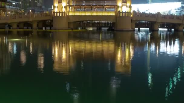 Puente Fuentes Frente Burj Khalifa Pan Hasta Inclinación Hacia Arriba — Vídeos de Stock