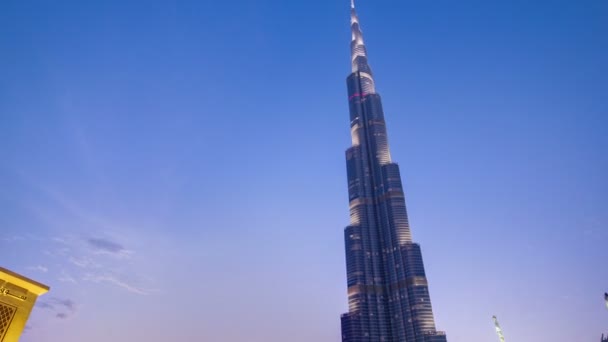 Puente Fuentes Con Burj Khalifa Día Noche Transición Pan Izquierda — Vídeo de stock