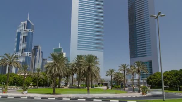 Torres Gêmeas Emirates Dia Com Palmeiras Dubai Uma Torre Tem — Vídeo de Stock
