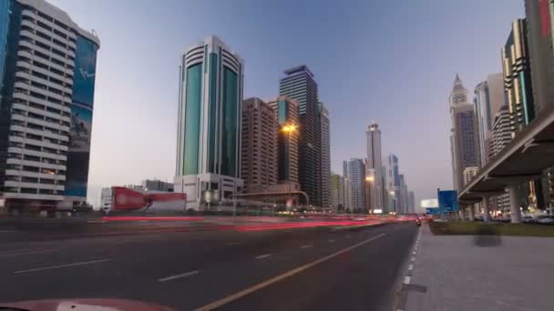 摩天大楼在酋长扎耶德路从天到夜转折与交通和 Lighhs 撕毁在迪拜 Timelapse Hyperlapse 在黄昏4K — 图库视频影像