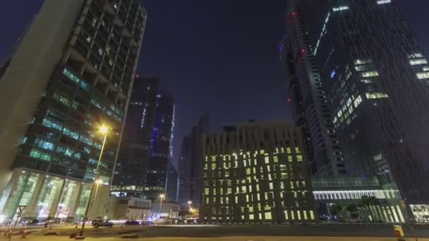 Небоскрёбы Парковкой Рядом Шейх Заид Роуд Ночью Пробками Светофорами Порванными — стоковое видео
