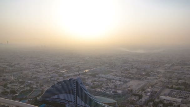 日出后清晨迪拜的天际线景观 展示了哈利法塔和谢赫扎耶德路 朱美拉海滩的摩天大楼 以及阿联酋迪拜的游艇酒店 时间从布尔杰阿拉伯 — 图库视频影像