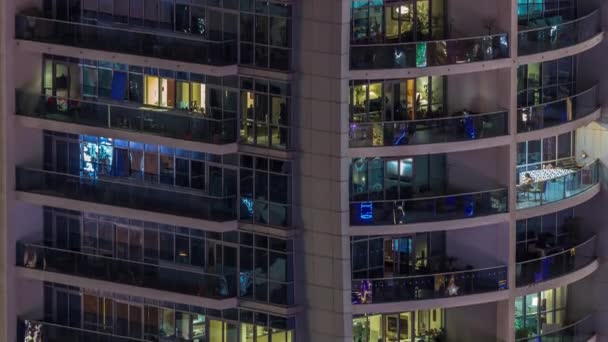 Widok Nocny Zewnątrz Mieszkania Kolorowy Budynek Timelapse Wieżowiec Świecącymi Światłami — Wideo stockowe