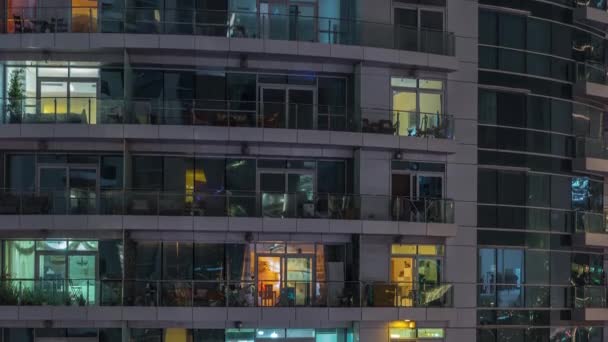 Çok Katlı Binaların Pencerelerinde Çok Renkli Işıktan Oluşan Düz Bir — Stok video