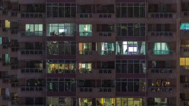 Flaches Nachtpanorama Aus Buntem Licht Den Fenstern Mehrstöckiger Mehrfamilienhäuser Zeitraffer — Stockvideo