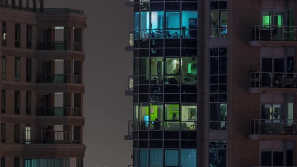 Panorama Noturno Plano Luz Multicolorida Janelas Edifícios Vários Andares Cronometragem — Vídeo de Stock