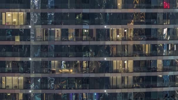 Kilátás Ablakokra Egy Előkelő Épület Lakosztályaiban Éjszaka Ragyogó Fények Felhőkarcolóban — Stock videók