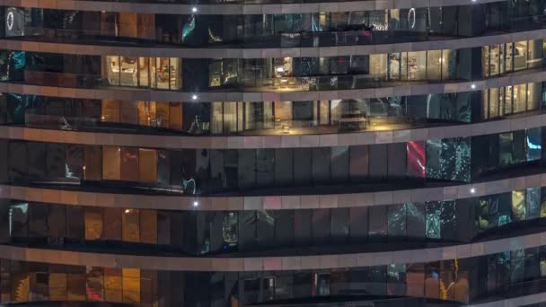 夜のタイムラプスで高級タワーのアパートの窓の外の景色 超高層ビルに光る光 — ストック動画