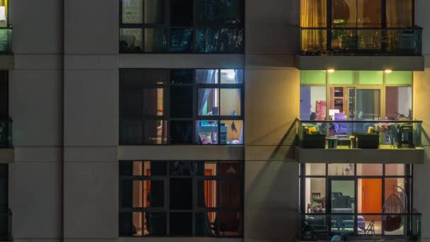 Окна Многоквартирного Дома Ночное Время Свет Освещенных Комнат Домов Зона — стоковое видео