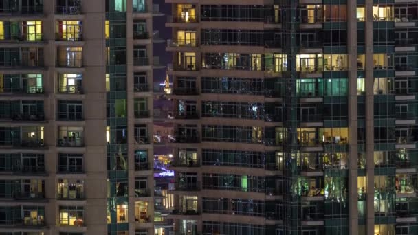 Ночной Вид Окон Многоэтажного Дома Высотный Небоскреб Освещением Номерах Балконами — стоковое видео