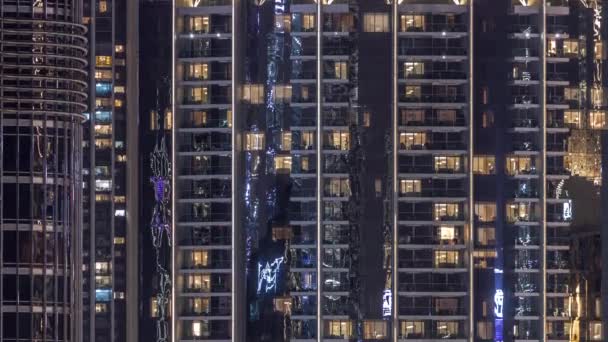Ночной Вид Окон Многих Многоэтажек Высотный Небоскреб Светом Комнатах Вечернее — стоковое видео