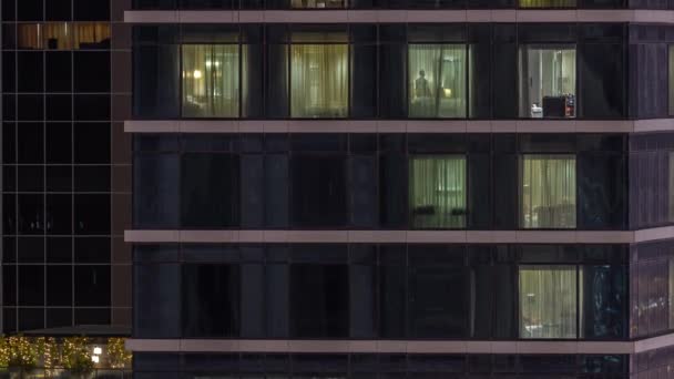 Appartamento Finestre Coperte Tende Grattacielo Vetrato Bagliore Notte Con Luci — Video Stock