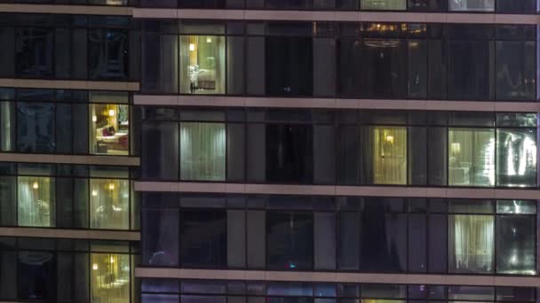 Wohnungsfenster Mit Jalousien Eines Verglasten Wolkenkratzers Leuchten Nachts Stadtlichter Reflektieren — Stockvideo