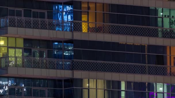 Éjszaka Kivilágított Ablakok Modern Üvegházban Többszintes Felhőkarcolók Sok Izzó Fénnyel — Stock videók