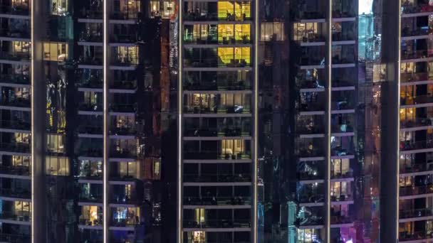 Ventanas Panorámicas Iluminadas Apartamentos Edificio Clase Alta Horario Nocturno Muchas — Vídeo de stock