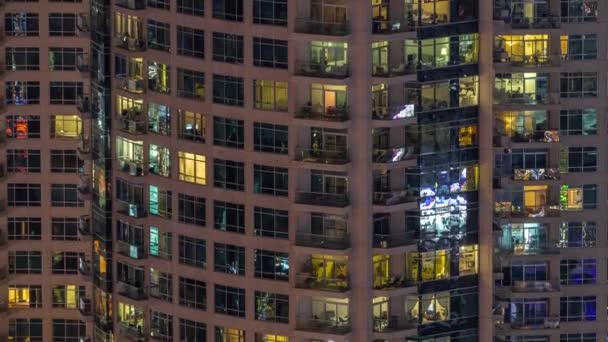 Wieczorny Widok Zewnętrzne Mieszkanie Obudowa Timelapse Budynku Świecącymi Oknami Drapacz — Wideo stockowe