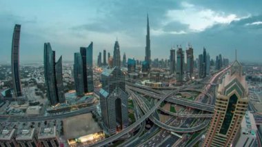 Modern gökdelenler ve yoğun gece otoyolları Dubai şehir merkezindeki lüks geçiş zamanlarında. Kule çatısından üst hava manzarası. Yol kavşağı trafiği. Fisheye lensleri. Dubai, Birleşik