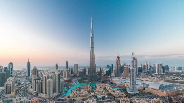 아랍에미리트 두바이에서 새해를 부르즈 할리파와 타워들 다운타운에서 조정되고 켜진다 — 비디오