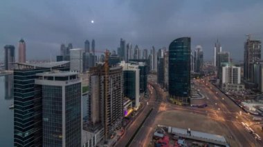 Dubai Şehir Merkezi ve İşletme Koyu. Günbegün geçiş zamanı. Büyük fütüristik şehir üzerinde hava manzarası. Dubai 'nin gökdelenleri, Birleşik Arap Emirlikleri. Çatıdan sabah silueti