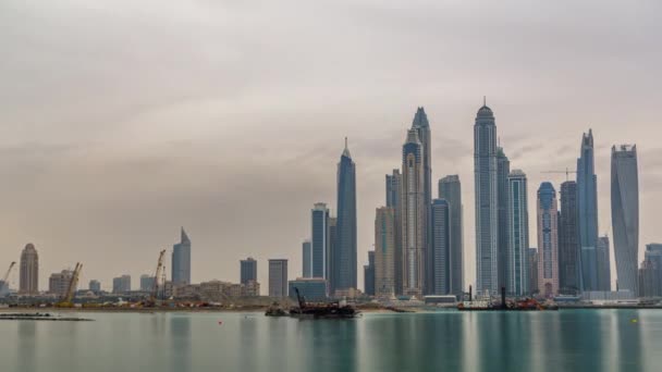 迪拜城市的现代摩天大楼全景日出 Timelapse 从棕榈岛 阿联酋迪拜 清晨在云端的迪拜码头 — 图库视频影像