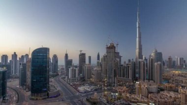 Dubai Şehir Merkezi 'nden geceye geçiş zamanı. Gece vakti büyük, fütüristik şehir üzerinde hava manzarası. Dubai 'nin gökdelenleri, Birleşik Arap Emirlikleri. Akşam gökyüzü çatıdan yükseliyor