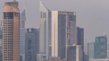 Dubai Şehir Merkezi 'nden geceye geçiş zamanı. Büyük fütüristik şehrin finansal bölgesi üzerinde hava manzarası. Dubai ve AVM 'nin gökdelenleri, Birleşik Arap Emirlikleri. Akşam gökyüzü çatıdan yükseliyor