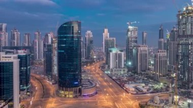 Dubai Şehir Merkezi ve İşletme Koyu. Günbegün geçiş zamanı. Büyük fütüristik şehir üzerinde havadan panoramik bir manzara. Dubai 'nin gökdelenleri, Birleşik Arap Emirlikleri. Çatıdan sabah silueti