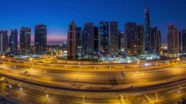Jumeirah göl kulelerinin hava panoramik manzarası. Günbegün aydınlık gökdelenler, geçiş zamanı, Şeyh zayed yolu ve metro hattı trafiği. Dubai marinasından önce çatı manzarası