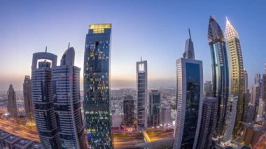 Sheikh Zayed Yolu 'nun gökyüzü manzarası ve Dubai, BAE' deki gece gündüz geçiş zamanı. Finans merkezindeki gökdelenler gün batımından sonra yukarıdan hava görüntüsü