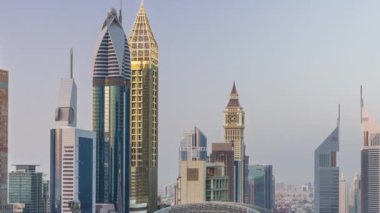 Şeyh Zayed Yolu 'nun Skyline manzarası ve Dubai, BAE' deki gece gündüz geçiş zamanı. Finans merkezindeki gökdelenler güneş battıktan sonra yukarıdan panoramik manzara