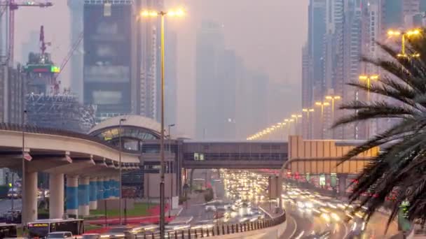 Tráfico Intersección Carretera Sheikh Zayed Road Rodeado Rascacielos Día Noche — Vídeo de stock