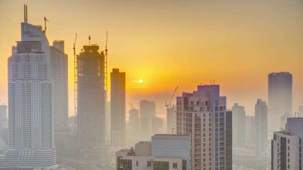 Morgendlicher Nebliger Sonnenaufgang Der Innenstadt Von Dubai Mit Orangefarbenem Himmel — Stockvideo