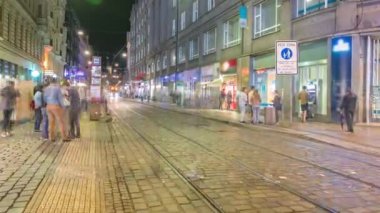 Tramvay durağında Prag'da Wenceslas Meydanı'nda gece timelapse, alacakaranlık saat. Tramvay parça ve trafik yolda. Meydanı Prag merkezi bulunmaktadır. Çek Cumhuriyeti.