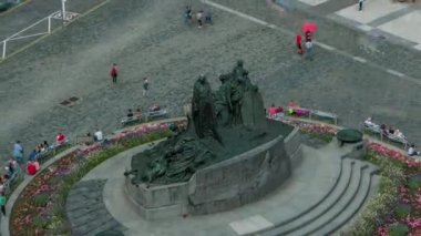Eski Şehir Meydanı ve Jan Hus anıt timelapse hava görünümünü. Oturma ve Prag, Çek Cumhuriyeti'nde dolaşan insanlar. Eski Belediye Binası kuleden üstten görünüm