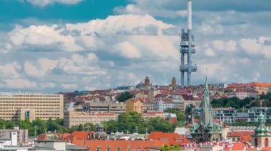 Prag lamdmark Zizkov televizyon kulesi timelapse ile panoramik görünüm. Eski Belediye Binası kuleden üstten görünüm