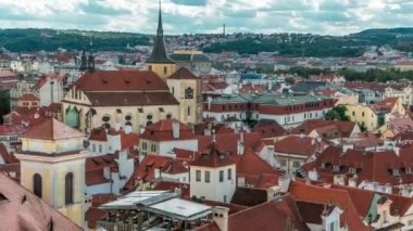 Prague, Çek Cumhuriyeti ile şehrin Aziz Jilji Kilisesi ve Ulusal Tiyatro içinde belgili tanımlık geçmiş geleneksel kırmızı çatılar görünümünü hava timelapse.