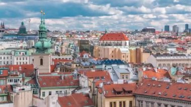 Pişmiş toprak çatılar Prag, Çek Cumhuriyeti ile tarihi kent mimarisinin doğal yaz hava timelapse görünümü. Yukarıdan gelen astronomik saat kulesi